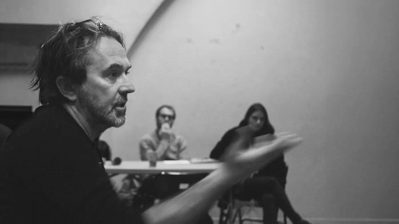 Sébastien Bonnabel en direction d'acteurs, en répétition
